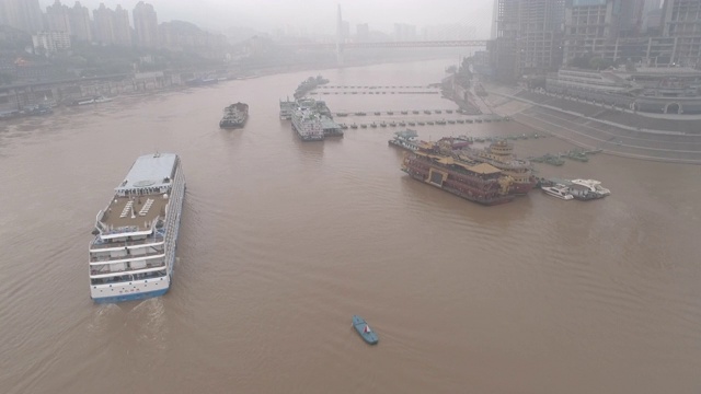 RT WS HA无人机对城市河流的看法/重庆，中国视频素材