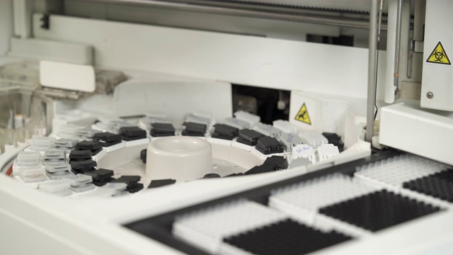 在高科技医学实验室生物样本研究的自动化过程的一个特写。专业的医疗设备。医疗保健的概念。视频素材画面1