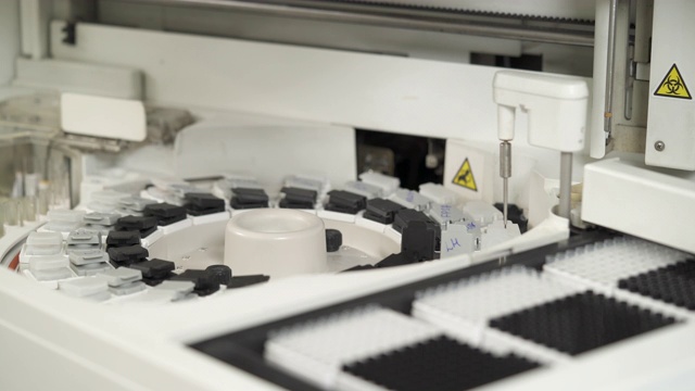 在高科技医学实验室生物样本研究的自动化过程的一个特写。专业的医疗设备。医疗保健的概念。视频素材画面3