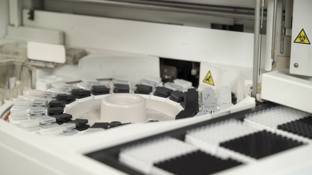 在高科技医学实验室生物样本研究的自动化过程的一个特写。专业的医疗设备。医疗保健的概念。视频素材画面4