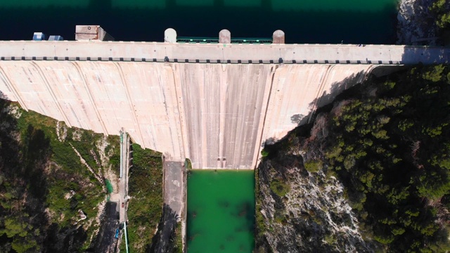 西班牙瓜达雷斯特山谷的大坝和水库视频素材