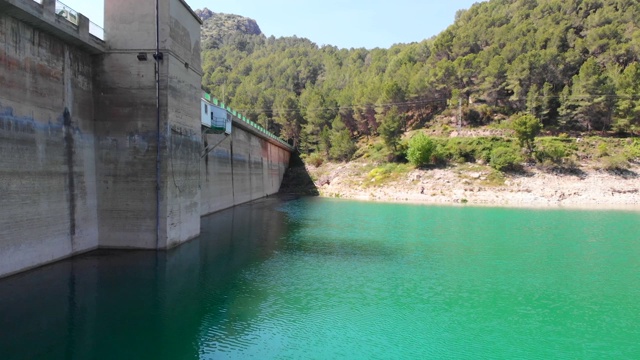 西班牙瓜达雷斯特山谷的大坝和水库视频素材