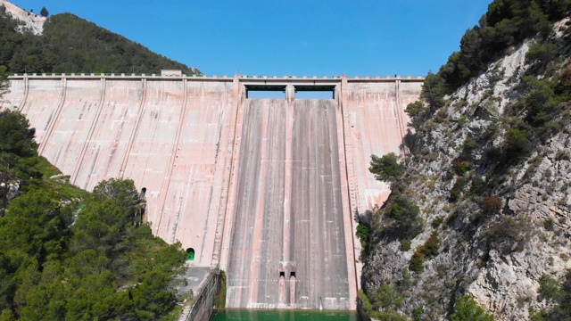 西班牙瓜达雷斯特山谷的大坝和水库视频素材