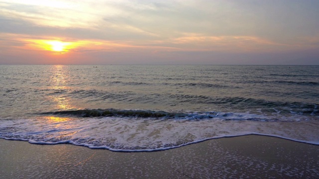 美丽的热带海滩和海洋与椰子树在日落或日出时间假日旅游视频素材