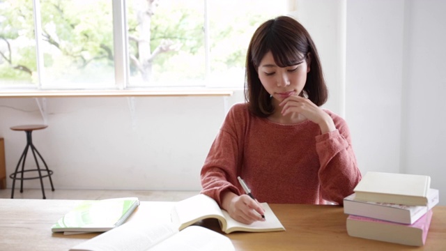 学习的女人视频素材