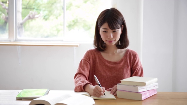 学习的女人视频素材