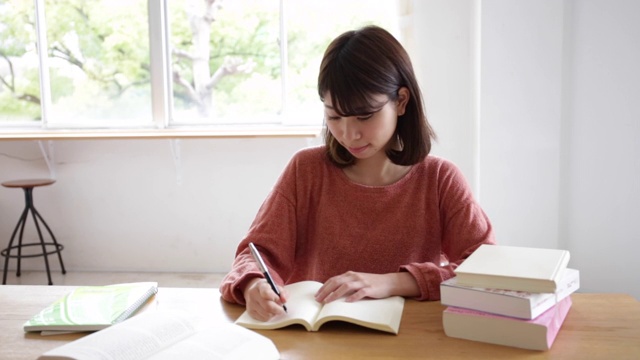 学习的女人视频素材