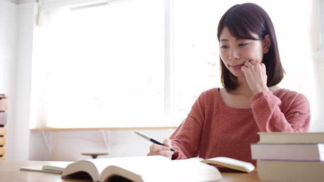 学习的女人视频素材