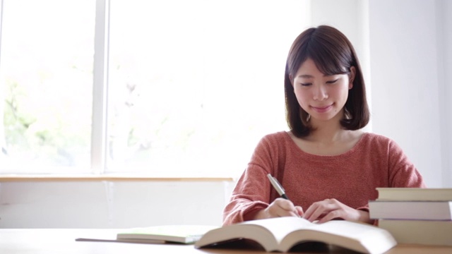 学习的女人视频素材