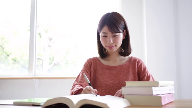 学习的女人视频素材