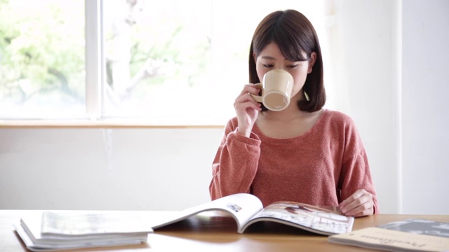 喝着咖啡放松的女人视频素材