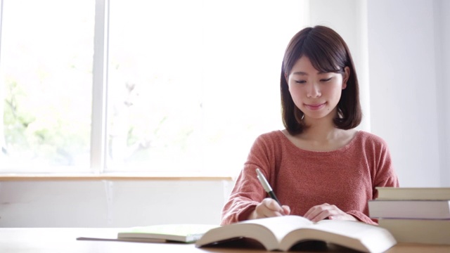 学习的女人视频素材