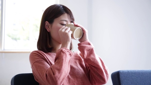 喝着咖啡放松的女人视频素材