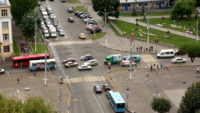 时间推移俯视图的城市道路交叉口视频素材