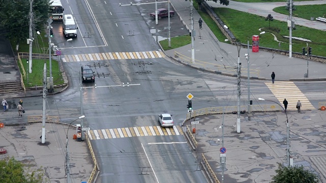 时间推移俯视图的城市道路交叉口视频素材