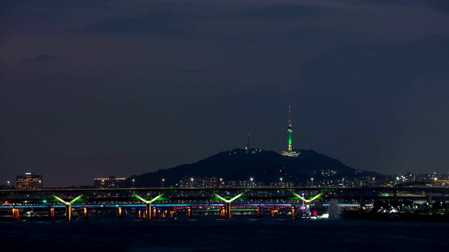 夏天日落和夜景的汉江和清damdaegyo桥视频素材