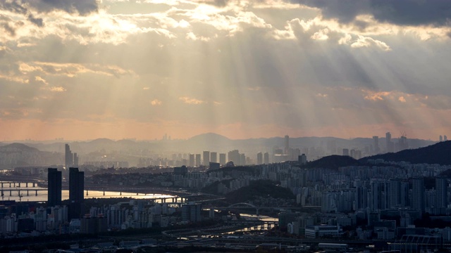 廷德尔现象观点的正南川和东布高速公路，首尔视频素材