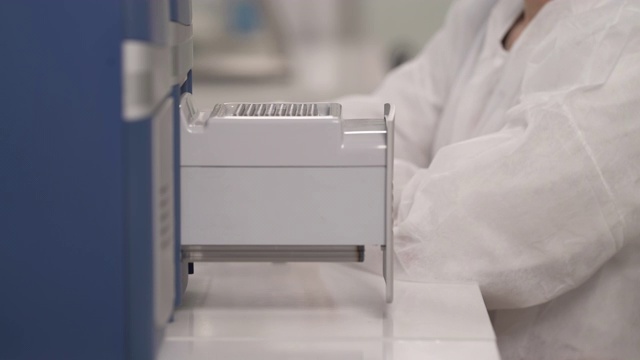专业医学研究实验室的酶标仪。生化分析用微量滴定板阅读器。视频素材画面1
