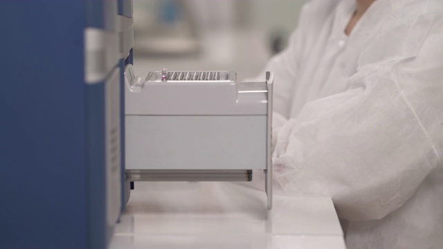 专业医学研究实验室的酶标仪。生化分析用微量滴定板阅读器。视频素材画面2