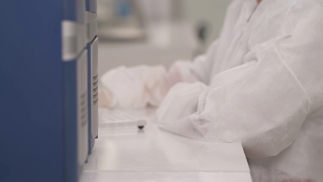 专业医学研究实验室的酶标仪。生化分析用微量滴定板阅读器。视频素材画面3