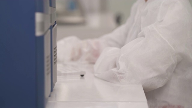 专业医学研究实验室的酶标仪。生化分析用微量滴定板阅读器。视频素材画面4