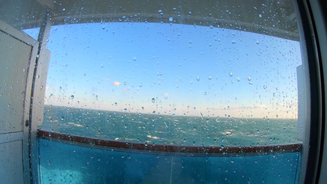 邮轮在公海航行期间遭遇大雨视频素材