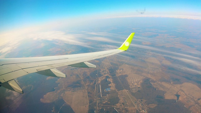 飞机在天空中飞行的风景背景。视频素材