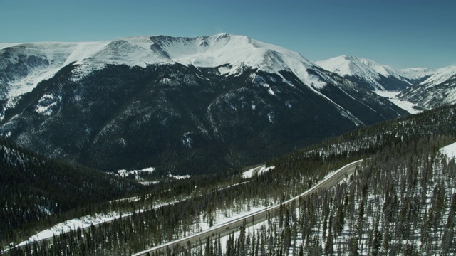 引人注目的雪峰在伯索德山口上空升起，CO -航拍视频素材