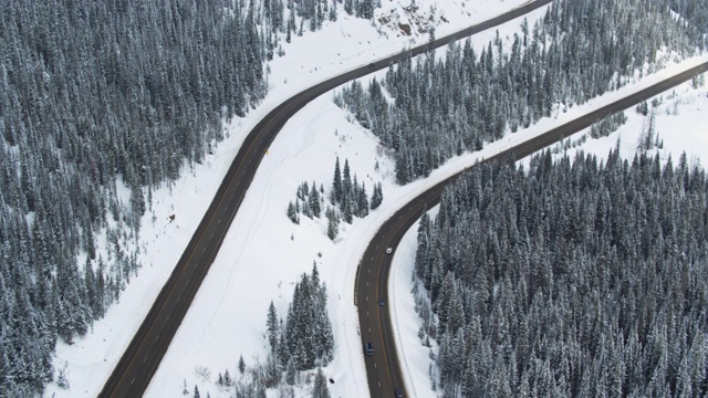 洛基山口(Rocky Mountain Pass)上的汽车视频素材