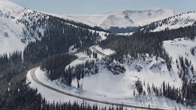 鸟瞰图40高速公路在Berthoud Pass，科罗拉多州在冬季的一天视频素材