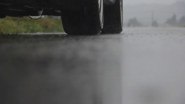 大雨落在路上视频素材