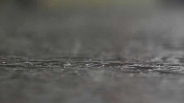 大雨落在路上视频素材