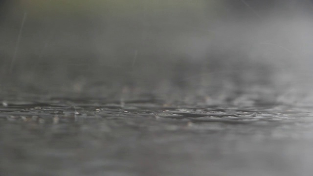 大雨落在路上视频素材