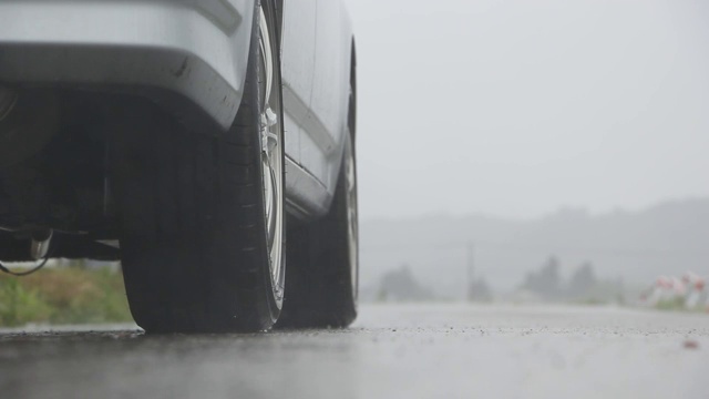 大雨落在路上视频素材