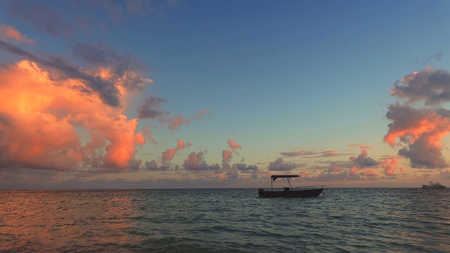 海上日出和快艇靠近异国情调的海滩视频素材