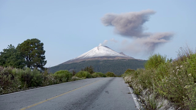 从疏散路线上看到冒着蒸汽的波波卡特佩特火山的时间流逝视频下载