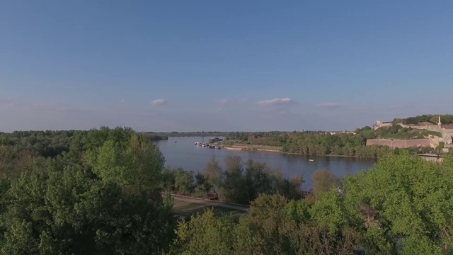 大战争岛(塞尔维亚- Veliko ratno ostrvo)多瑙河附近的城市泽蒙和贝尔格莱德在塞尔维亚的树木和美丽的自然视频素材