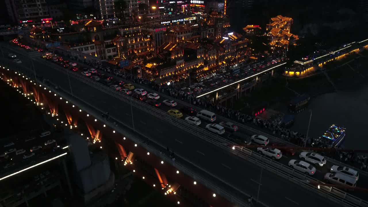 R/T WS HA倾斜的城市夜景，在观景台上有大量游客/重庆，中国视频素材