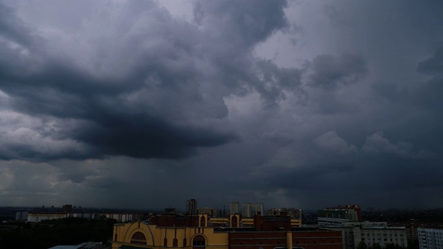 城市的屋顶在雨中时光流逝视频素材