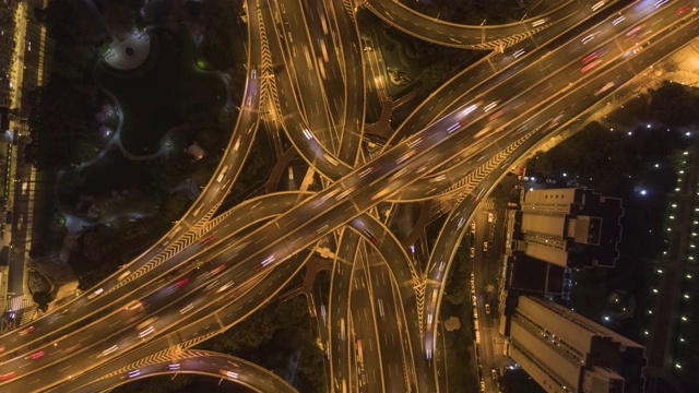 延安高架路口夜景。上海的城市。中国空中自上而下的观点视频素材