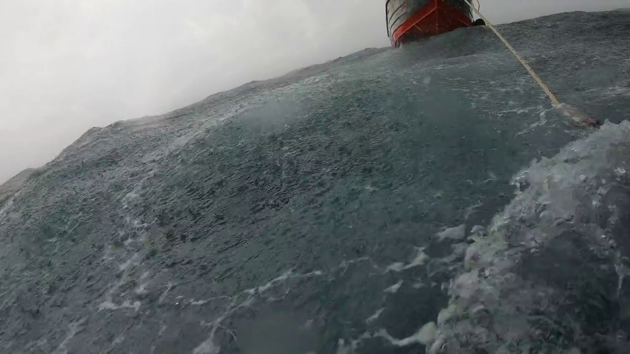 暴风雨的海景与划艇视频素材