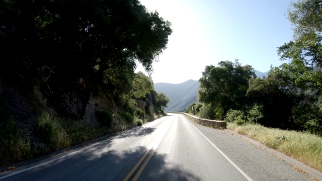 驾车沿着蜿蜒的道路前往红杉国家公园视频素材