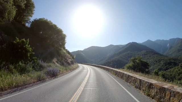 驾车沿着蜿蜒的道路前往红杉国家公园视频素材