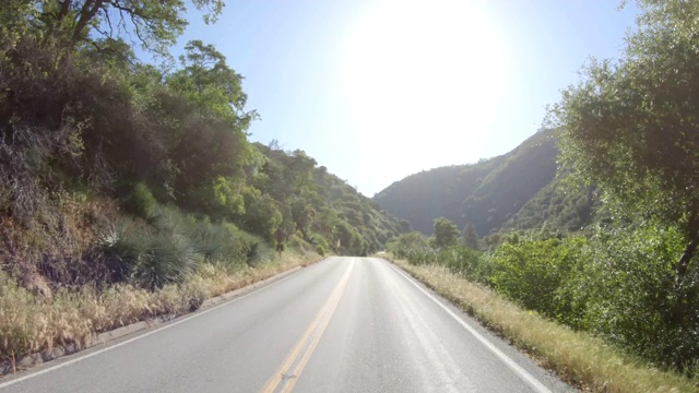 驾车沿着蜿蜒的道路前往红杉国家公园视频素材