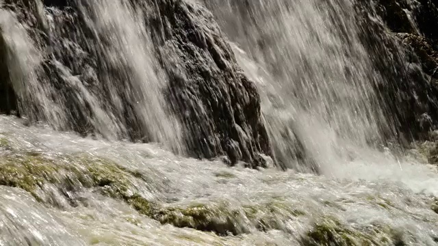 多级瀑布坠落在石灰华岩石上。视频素材