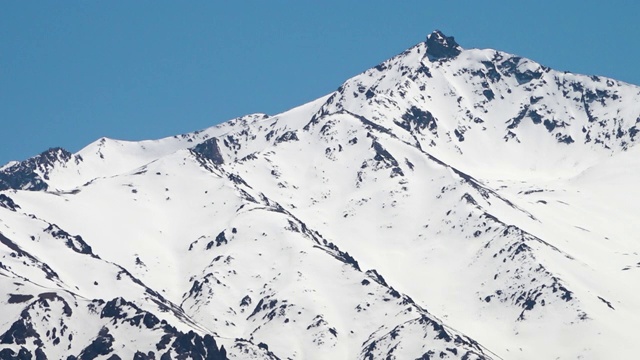 雄伟的雪山与蓝天。视频素材