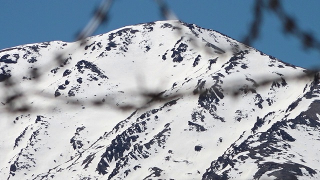 雪山蓝天，铁丝网视频素材