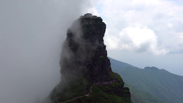 梵净山风景与观赏红云金顶与佛教寺庙的顶部在贵州中国视频素材