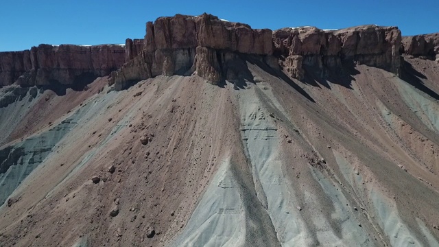 空中的石灰华，峡谷中的悬崖峭壁。视频素材