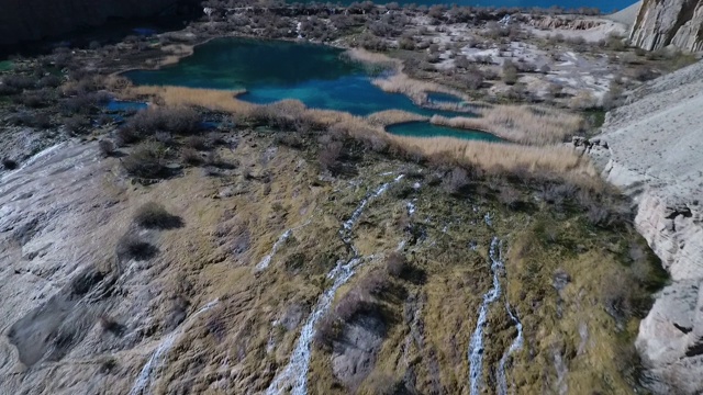 浅湖床和山在水中的反射。视频素材